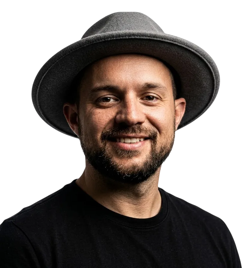 Jarley, fundador da Rumo Firme, sorrindo de chapéu e camiseta preta
